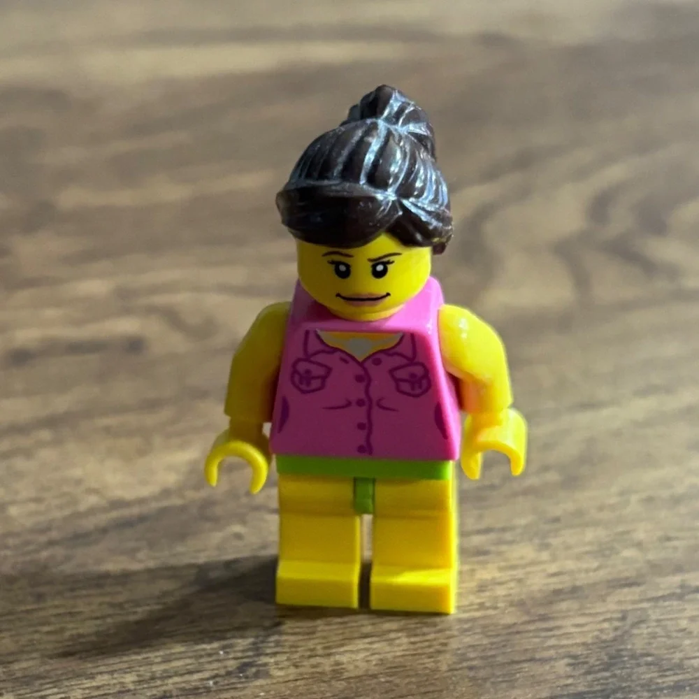 LEGO City Minifigure Pink Shirt Brown Ponytail Yellow Legs Bathing Suit Beach